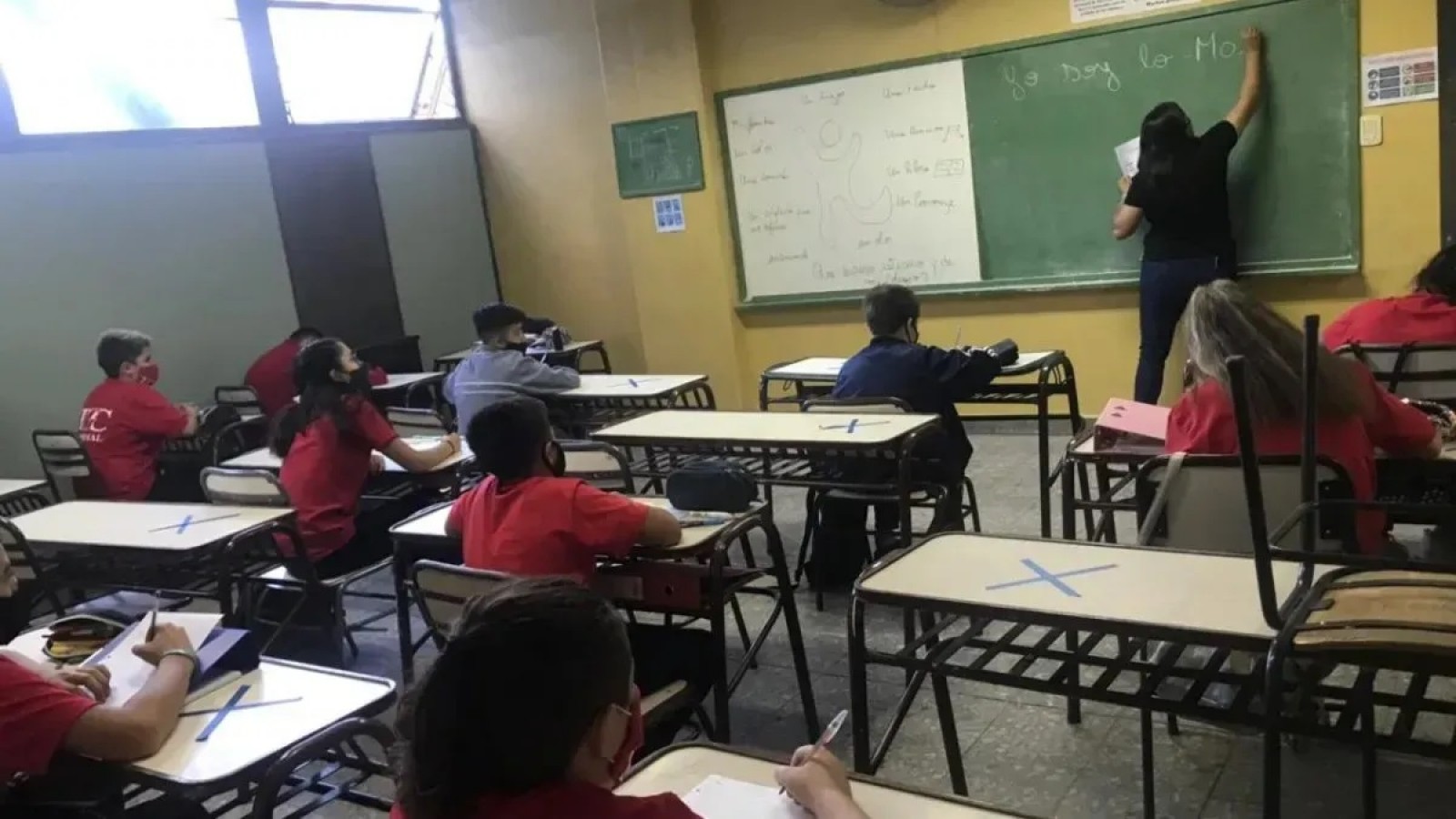 Proponen que estudiantes de primaria y trabajadores estatales entren a las 9 hs